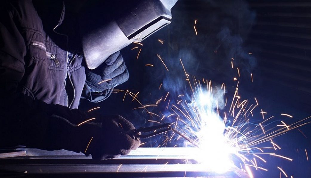 Cách vệ sinh, bảo quản kính hàn giúp tăng tuổi thọ